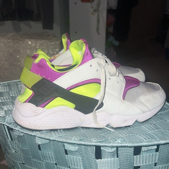 Nike White and Purple Sneakers Classic Athletic Design - Picture 2 of 5